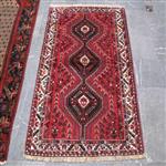فرش دستباف شیراز طرح ۳ ترنج سایز ذرع و نیم رنگ زمینه لاکی رنگ حاشیه کرم کد ۳۸۴۲۹