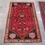 فرش دستباف شیراز کد 38436 با نقشه بی نظیر، طرح لچک و ترنج سایز ذرع و نیم رنگ زمینه لاکی رنگ حاشیه کرم کد ۳۸۴۳۶