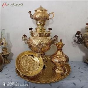 سرویس کامل 5 پارچه سماور  برنجی ذغالی 3 لیتری تبریز،  با سینی سنتی و قلم زنی شده در دو رنگ طلایی و آنتیک