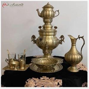 سرویس سماور ذغالی برنجی 3 لیتری همراه با سرویس چای خوری 2 نفره و مهردار روسی در بدنه و درب محصول