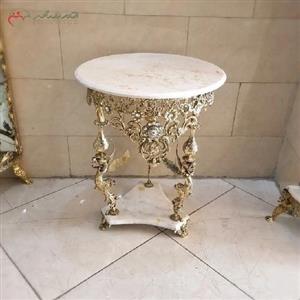 میز خاطره ی برنزی با رنگ طلایی با کیفیت و پایه های طرح فرشته و رویه سنگ