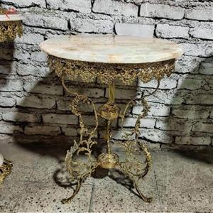 میز خاطره ی برنجی در طرح فرانسوی، صفحه سنگ مرمر با پایه های گل رز، کیفیت اعلاء دارای 