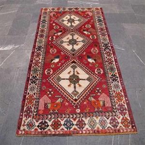 فرش دستباف گبه کد 38693 طرح ۳ ترنج بسیار زیبا با رنگ زمینه لاکی و حاشیه کرم