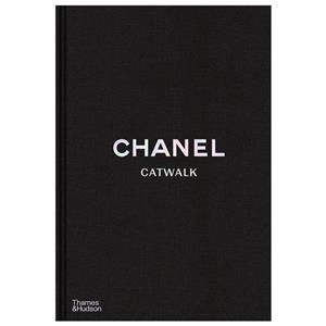 کتاب Chanel Catwalk اثر Patrick Mauriès and Adélia Sabatini انتشارات تیمز و هادسون 