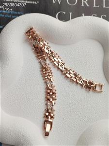 دستبند زنانه پهن مارک ژوپینگ رنگ ثابت طلایی نگین دار ضدحساسیت ابکاری طلا کیفیت عالی کد 1215825 