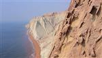 فوتیج منظره ای زیبا از خلیج فارس با کوه های صخره ای کویری رنگی. جزیره هرمز