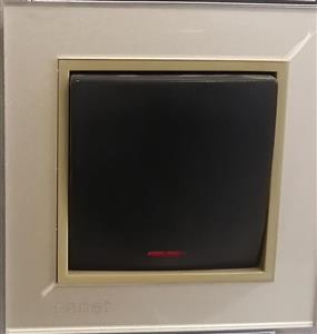 کلید و پریز پارمیس مشکی قاب بژ