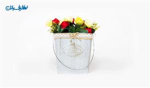 گلدان دیواری فلزی همراه با گل مصنوعی 