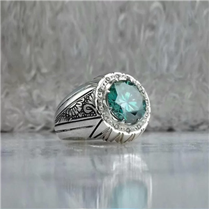 انگشتر موزونایت سبز الماس روسی با رکاب نقره تمام دست ساز مخراج برلیان اصلی 