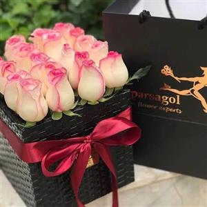 باکس مربعی گل با 25 رز صورتی