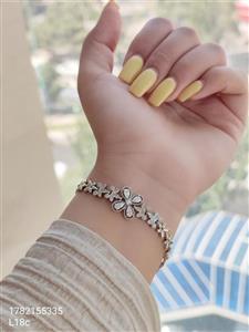دستبند زنانه ژوپینگ نقره ای نگین دار طرح گل رنگ ثابت ضد حساسیت آبکاری شده با کیفیت کد 1216541