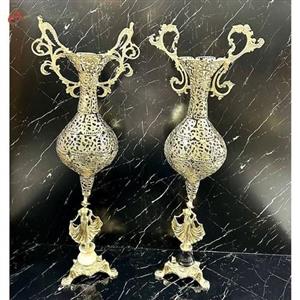 گلدان شیک برنزی در طرح پرنسس ایستاده و پایه های سنگی، پر نقش و نگار