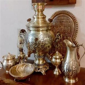 سرویس کاربردی سماور 6 لیتری ذغالی برنجی با پایه گل و قلم زنی پر کار