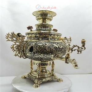 سماور 8 لیتری برنجی زغالی با پایه های شکیل  مدل عدسی قلمزنی شمسه و سیاه قلم بزم و رزم