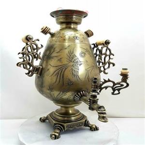 سماور 6 لیتری  زغالی برنجی با قلم زنی بسیار زیبا، مدل جام دسته شاخ گوزنی، با کیفیت اعلاء