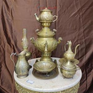 سرویس زیبای سماور 3 لیتری زغالی برنجی، مدل هخامنشی 9 پارچه، قلم زنی اعلاء