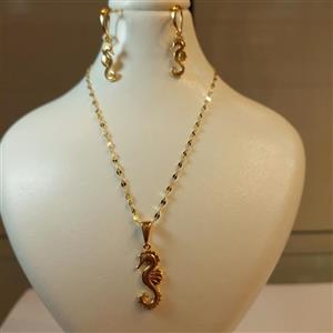 نیم ست  طلا زنانه طرح اسب دریایی با زنجیر مدل پولکی کد 047