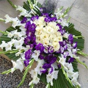 سبد گل روی میز e30