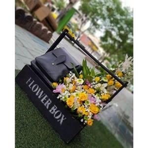 باکس گل به همراه کادو 3496