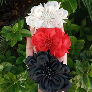 گیره فرانسوی مدل گل که وسط گل مروارید و منجوق کار شده
