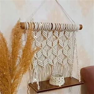 شلف یک طبقه ای مکرومه،به ابعاد40 در20،رنگ نخ شیری ورنگ چوب ام دی اف قهوه ای