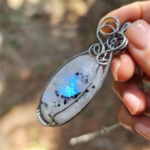 آویز با سنگ ماه یا مون استون