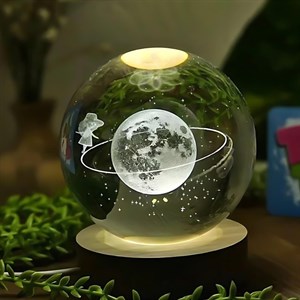 چراغ خواب مدل گوی کریستال چرخان طرح ماه و دختر