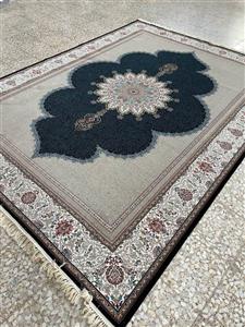 فرش 700 شانه نقشه آریا زمینه سرمه ای – پلی استر