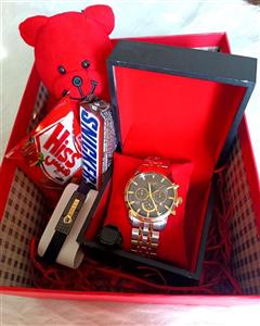 پک ولنتاین مردانه شامل ساعت سیکو سه موتوره و دستبند عروسک و شکلات کد 1815692
