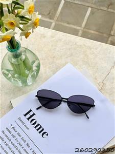 عینک زنانه برند gucci دارای استاندارد UV400 فرم فلزی همراه کاور و دستمال کد 2415224