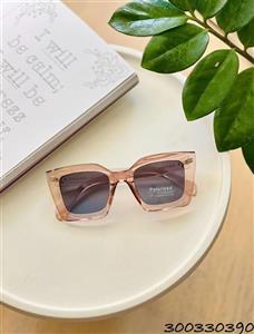 عینک زنانه برند celine فرم کائوچو دارای استاندارد uv400 همراه با کاور و دستمال کد 2415201