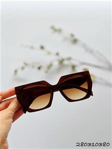 عینک زنانه برند Prada دارای استاندارد UV400 فرم کائوچو همراه کاور دستمال کد 2415167