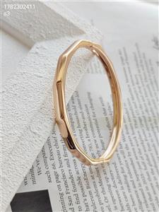 تکدست زنانه مارک ژوپبنگ ساده و شیک رنگ ثابت آبکاری طلا کیفیت عالی ضد حساسیت سایز سه زنانه1216621