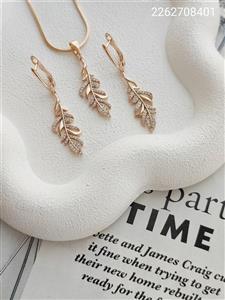 نیم ست زنانه طلایی نگین دارطرح پر مارک ژوپینگ آبکاری شده ضد حساسیت رنگ ثابت کیفیت عالی کد 1715382