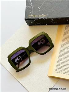 عینک زنانه برند Gucci رنگ سبز دارای استاندارد UV400 و فرم کائوچو به همراه کاور و دستمال کد 2415141