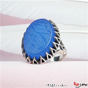 انگشتر عقیق آبی خطی درشت با حکاکی الملک لله مردانه ۳۱۶۲۶