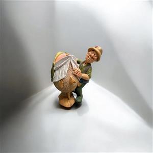 مجسمه ماهیگیر و ماهی سایز 11 × 10 × 13 سانتیمتر