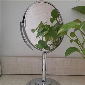 آینه پایه فلزی دووجه دارای زوم 5برابر  در دوسایز سایز بزرگ با قطر14  ارتفاع 27 سانتی متر سایز کوچک قطر 12  ارتفاع 23