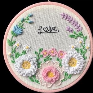 تابلو گلدوزی بادست(دیوارکوب گلدوزی) love با طرح و رنگ دلخواه