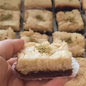 اسلایس نارگیل بدون شکر  دارای دو لایه کراست شکلاتی و رویه نارگیلی( هزینه به صورت پس کرایه و به عهده مشتری است