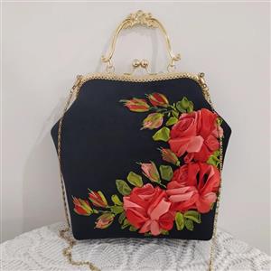 کیف مخمل روباندوزی شده
