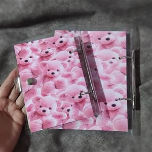 کلاسور  جلدشفاف (شیشه ای) ، ابعاد 21.5 در 17 ، رنگ خرس صورتی،  به همراه صد برگ کاغذ نخودی رنگ خط دار ، تولید داخلی  