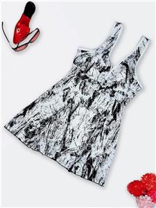 مایو دامنی کاپدار زنانه برای استخر به رنگ سفید و مشکی اسپیدو -Speedo پادار ضد کلر