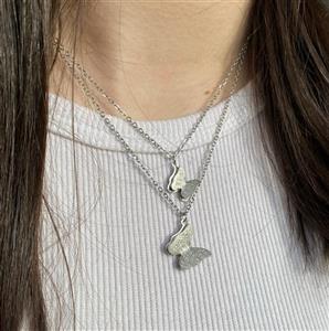 گردنبند زنانه جواهری مدل پروانه شاین دار دولایه رنگ ثابت