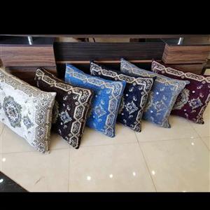 پشتی سنتی مربعی در شش رنگ طوسی کرمی زرشکی آبی سورمه ای و قهوه ای \nسایز 60 در 70 \nجنس مخمل شانل\nقیمت برای یک عدد پشتی 