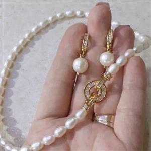 گردنبند مروارید باروک گندمی پرورشی گوشواره مرواریدی پرورشی استیل