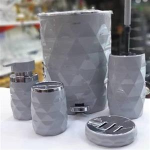 ست سرویس بهداشتی 5 پارچه طرح  شکیل آناناس رنگ پرفروش و محبوب و جذاب مشکی طلایی برند کنتراست نو آکبند (ارسال سریع)  
