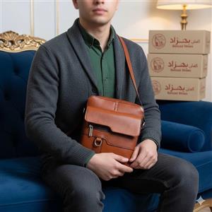 کیف دوشی یک طرفه تمام چرم طبیعی گاوی مردانه پسرانه رنگ عسلی جای موبایل و کیف پول دست دوز کیفیت عالی بند قابل تنظیم.  