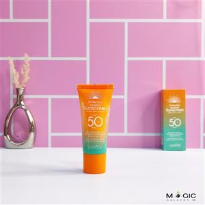 کرم ضدآفتاب و آبرسان دوکاره سادور ۶ در ۱ ضدپیری و روشن کننده پوست حجم ۵۰ گرمSadoer Sunscreen Spf50  6 in 1