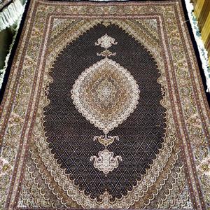 فرش دستباف ماهی خرّم بافت خوی اندازه تک 6 متری سرمه ای ترنج کرم کد 316